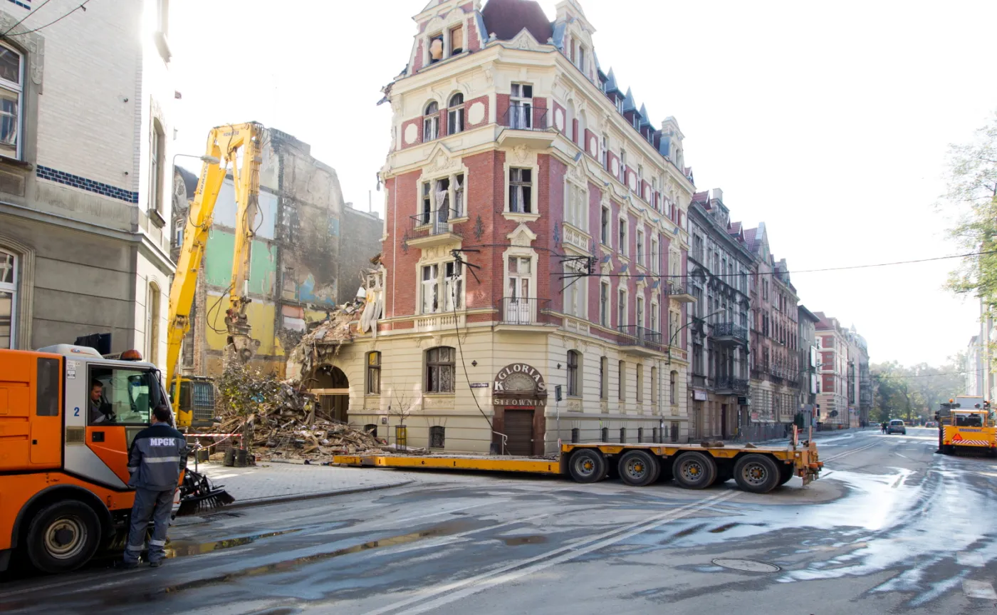 6983850-trwa-wyburzanie-kamienicy-w-srodmiesciu.jpg