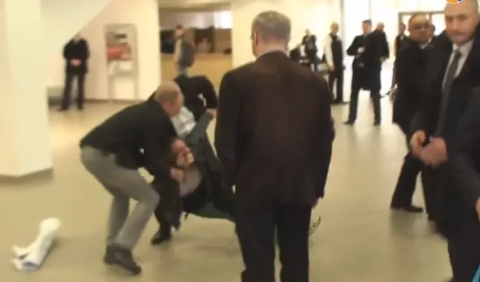 Zakneblowali człowieka na imprezie z Komorowskim? BOR zaprzecza. WIDEO