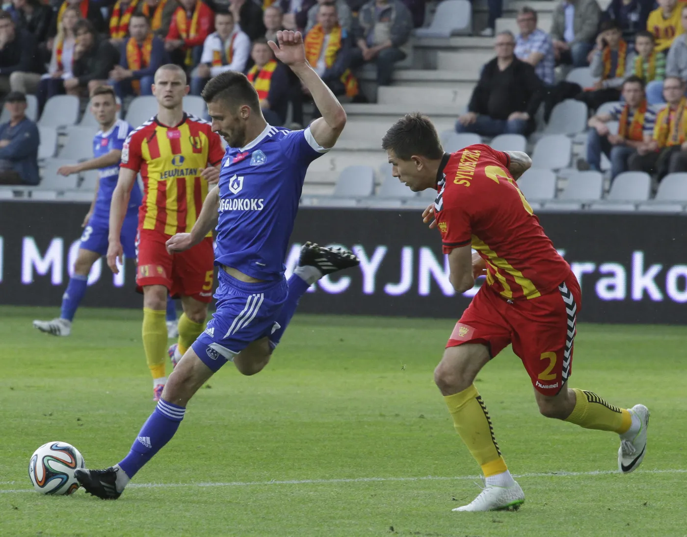 Zawodnik Korony Kielce Kamil Sylwestrzak (P) walczy o piłkę z Grzegorzem Kuświkiem (L) z Ruchu Chorzów podczas meczu grupy spadkowej piłkarskiej T-Mobile Ekstraklasy