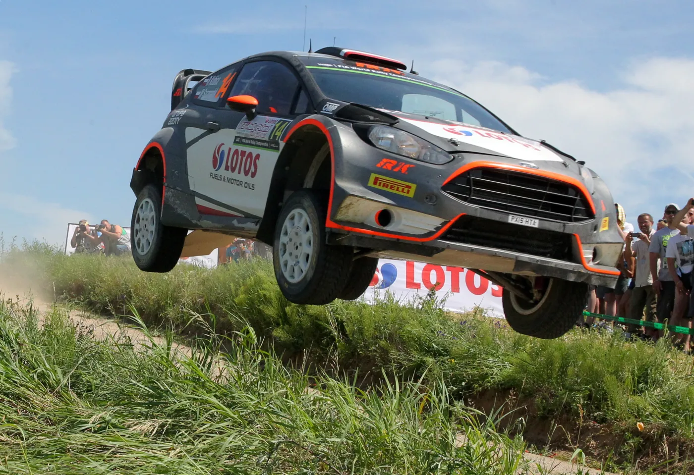 Polacy Robert Kubica i Maciej Szczepaniak (Ford Fiesta WRC) na trasie odcinka specjalnego Paprotki trzeciego dnia 72. Rajdu Polski, siódmej rundy Rajdowych Mistrzostw Świata FIA