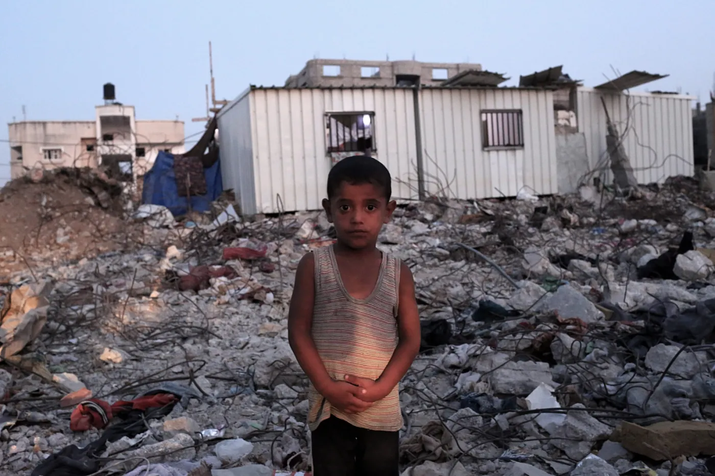 Mohammed Azam Al-Massri przed zniszczonym domem rodzinnym