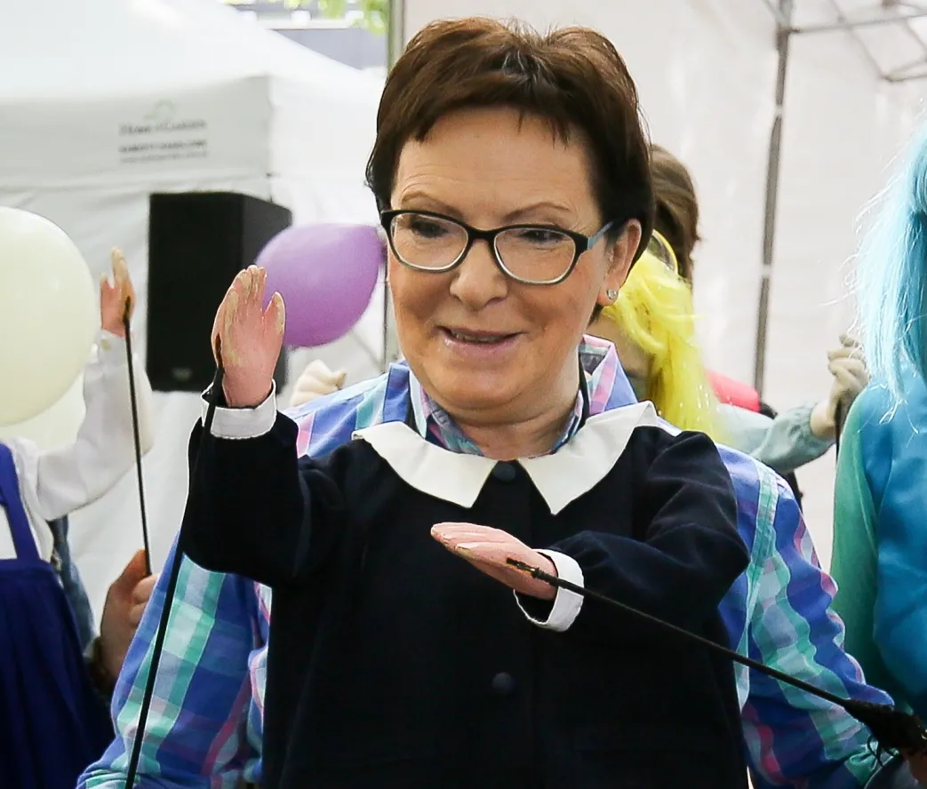 Premier Ewa Kopacz w ogrodach Kancelarii Prezesa Rady Ministrów, podczas pikniku zorganizowanego z okazji Dnia Dziecka