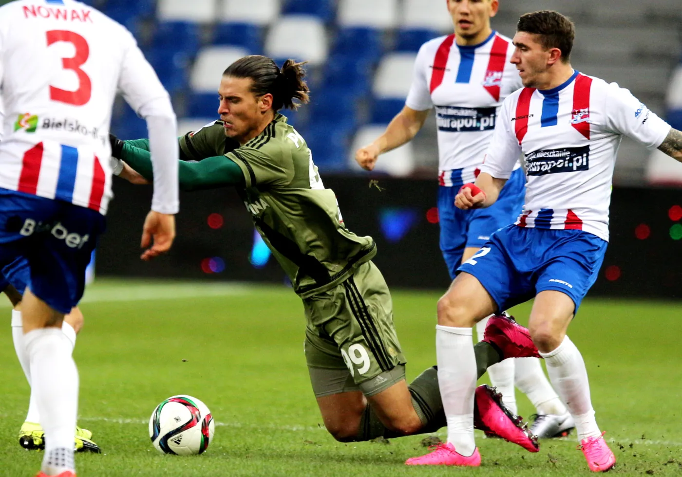 Adam Pazio (P) z miejscowego Podbeskidzia i Aleksandar Prijović (C) z Legii Warszawa