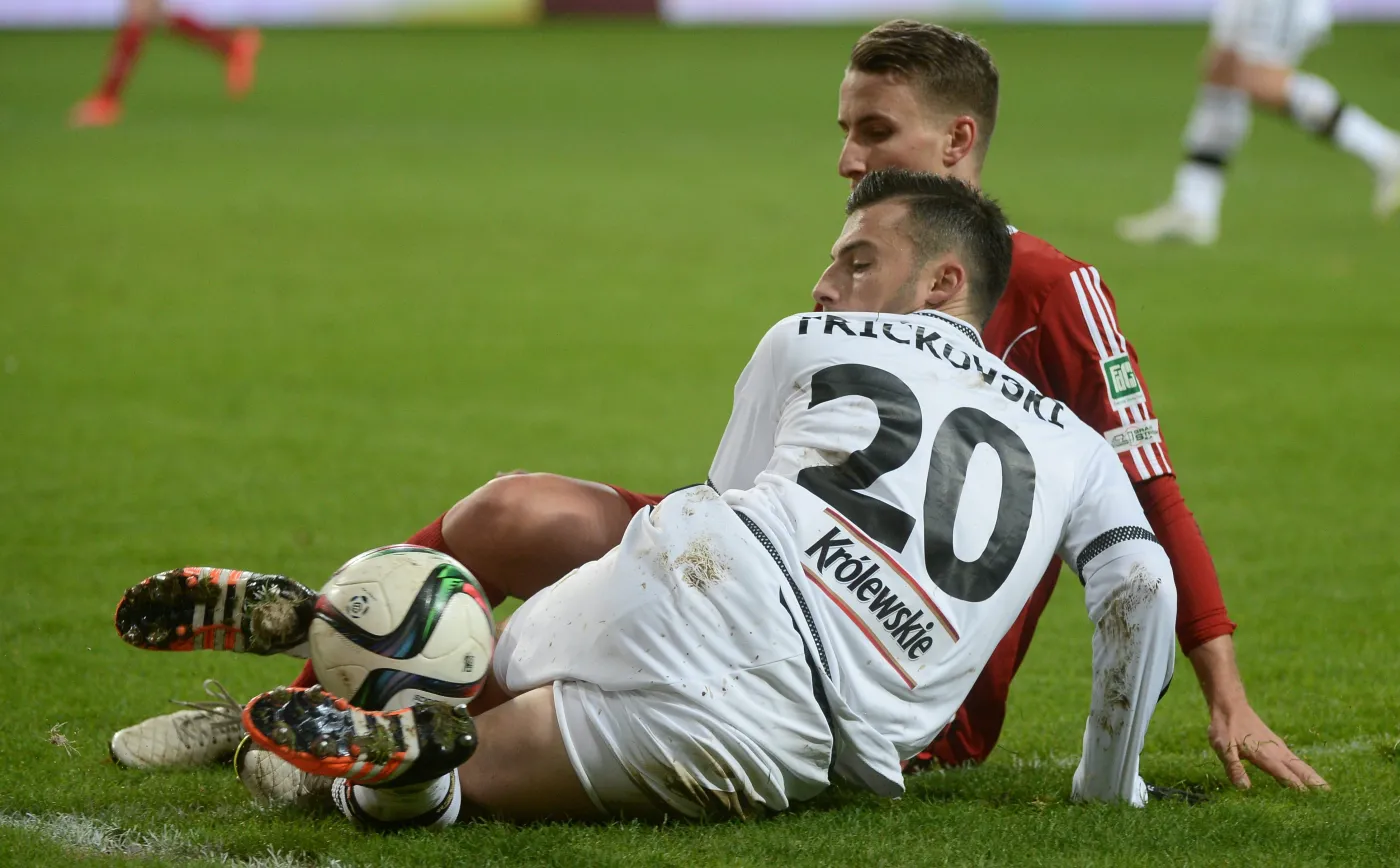 Zawodnik Legii Warszawa Ivan Trickovski (front) i Uros Korun z Piasta Gliwice