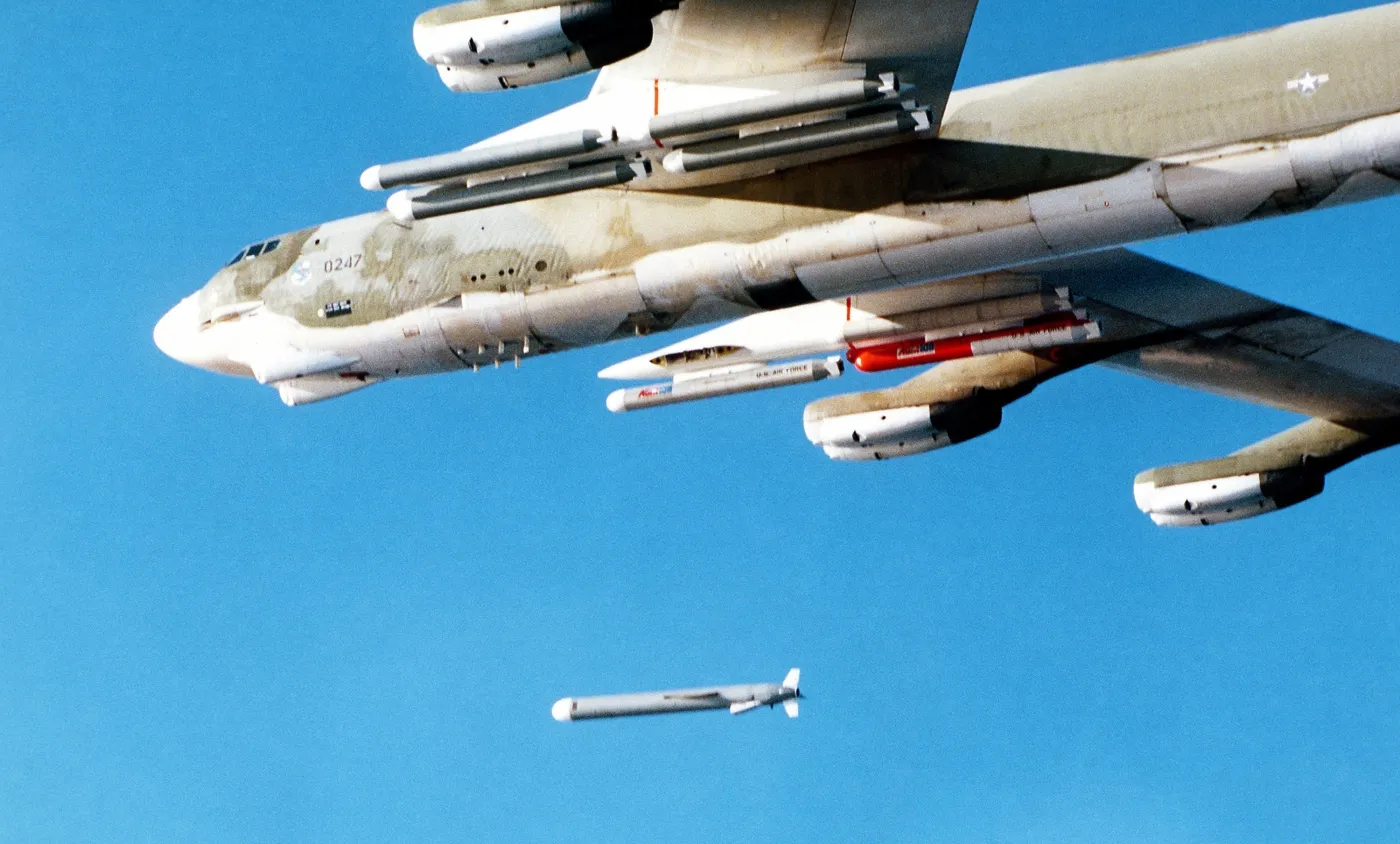 8576884-amerykanski-bombowiec-b-52-wystrzeliwuje.jpg