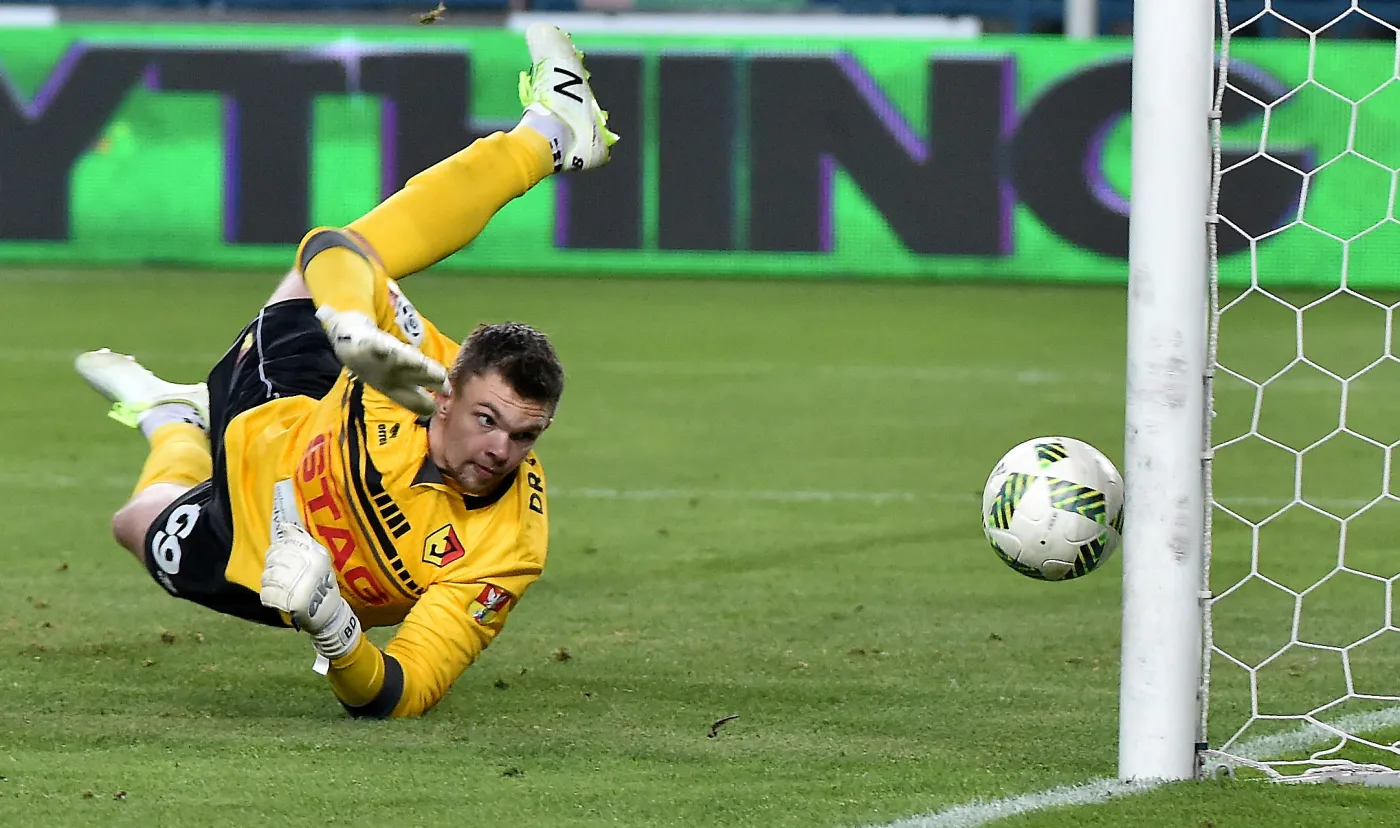 Pokonany bramkarz Jagiellonii Białystok Bartłomiej Drągowski podczas meczu polskiej Ekstraklasy piłkarskiej z Wisłą Kraków