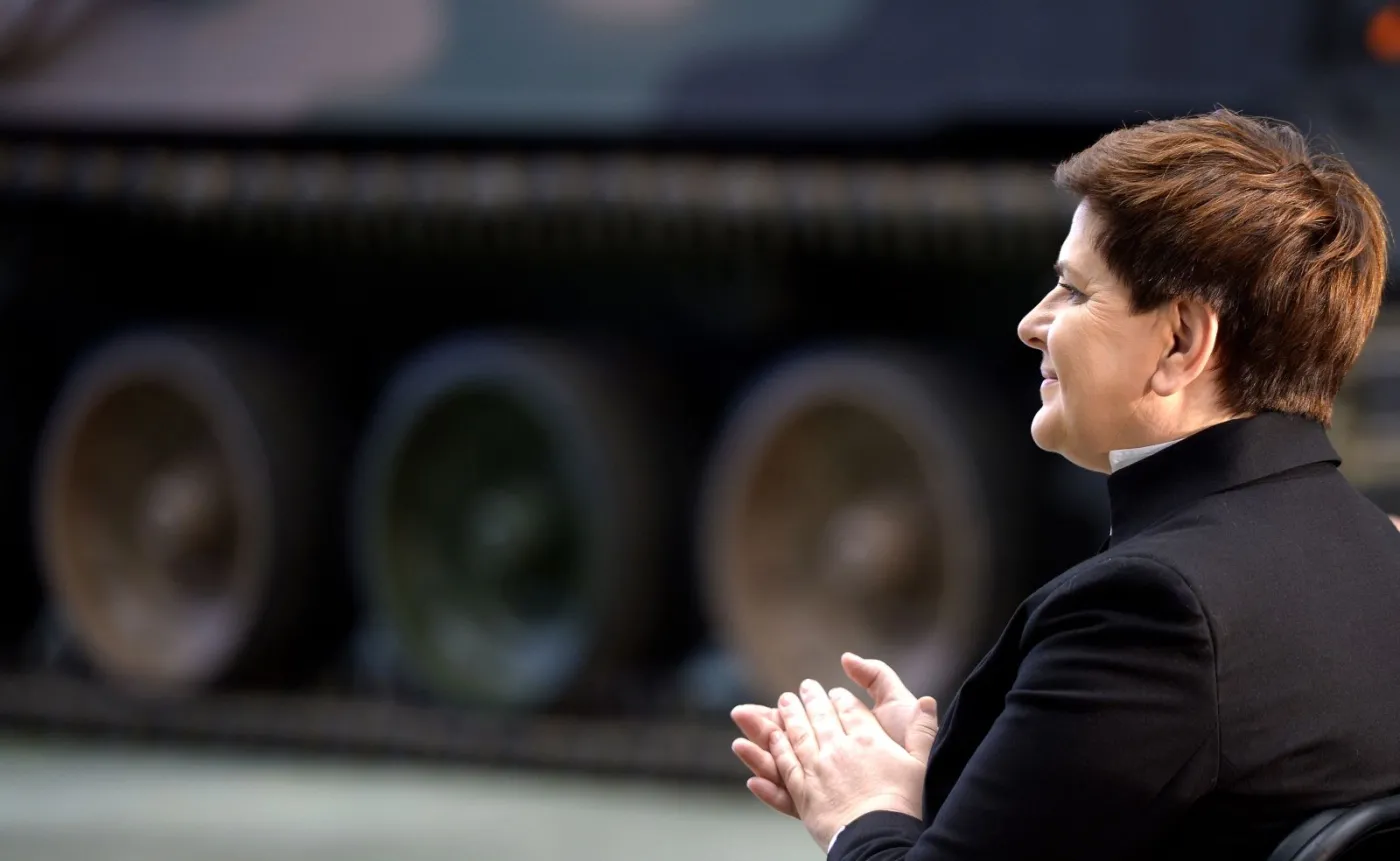 Premier Beata Szydło podczas uroczystości podpisania umowy między Ministerstwem Obrony Narodowej i Hutą Stalowa Wola S.A.