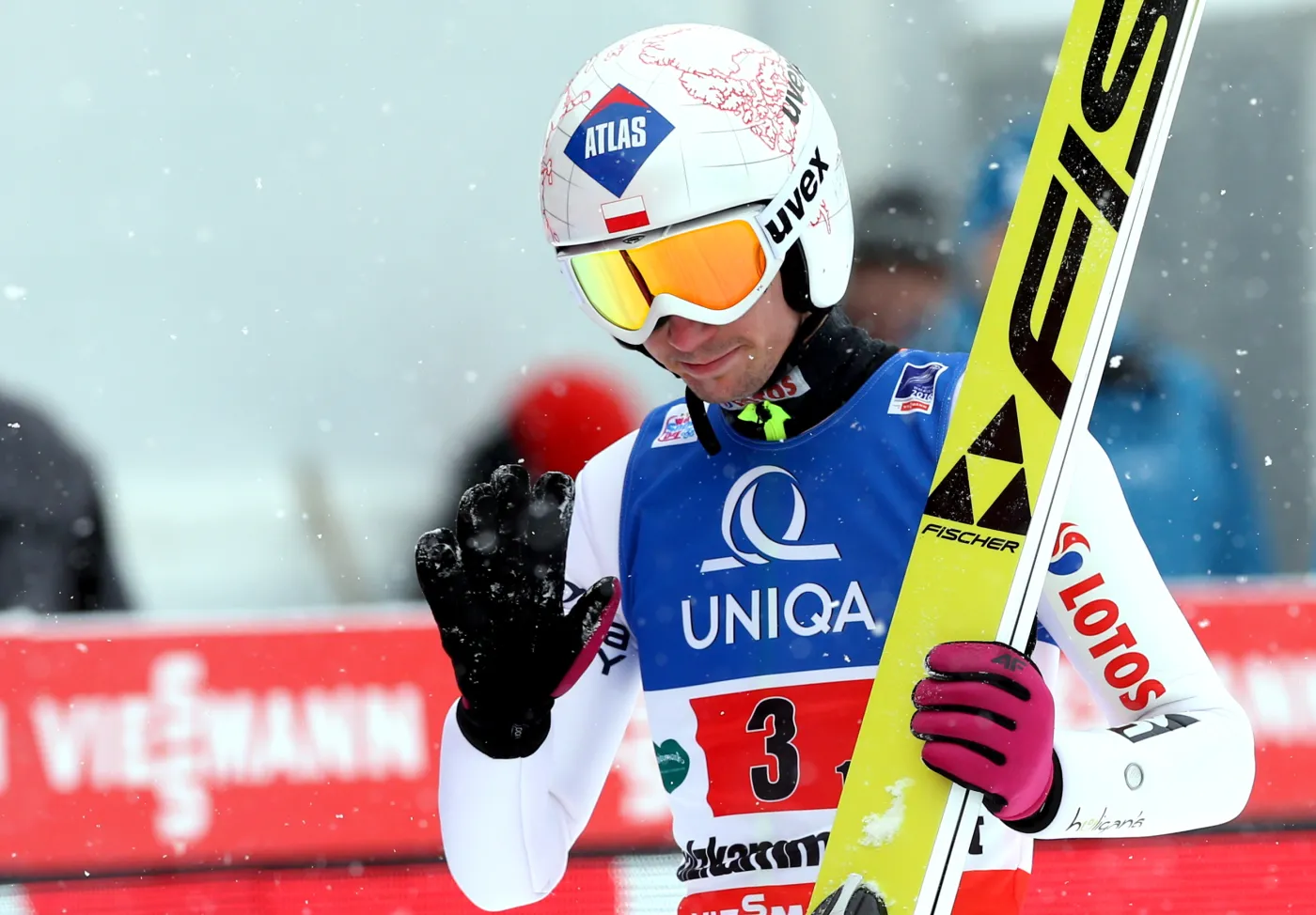 Kamil Stoch podczas konkursu drużynowego mistrzostw świata w lotach narciarskich na skoczni Kulm w austriackim Bad Mitterndorf