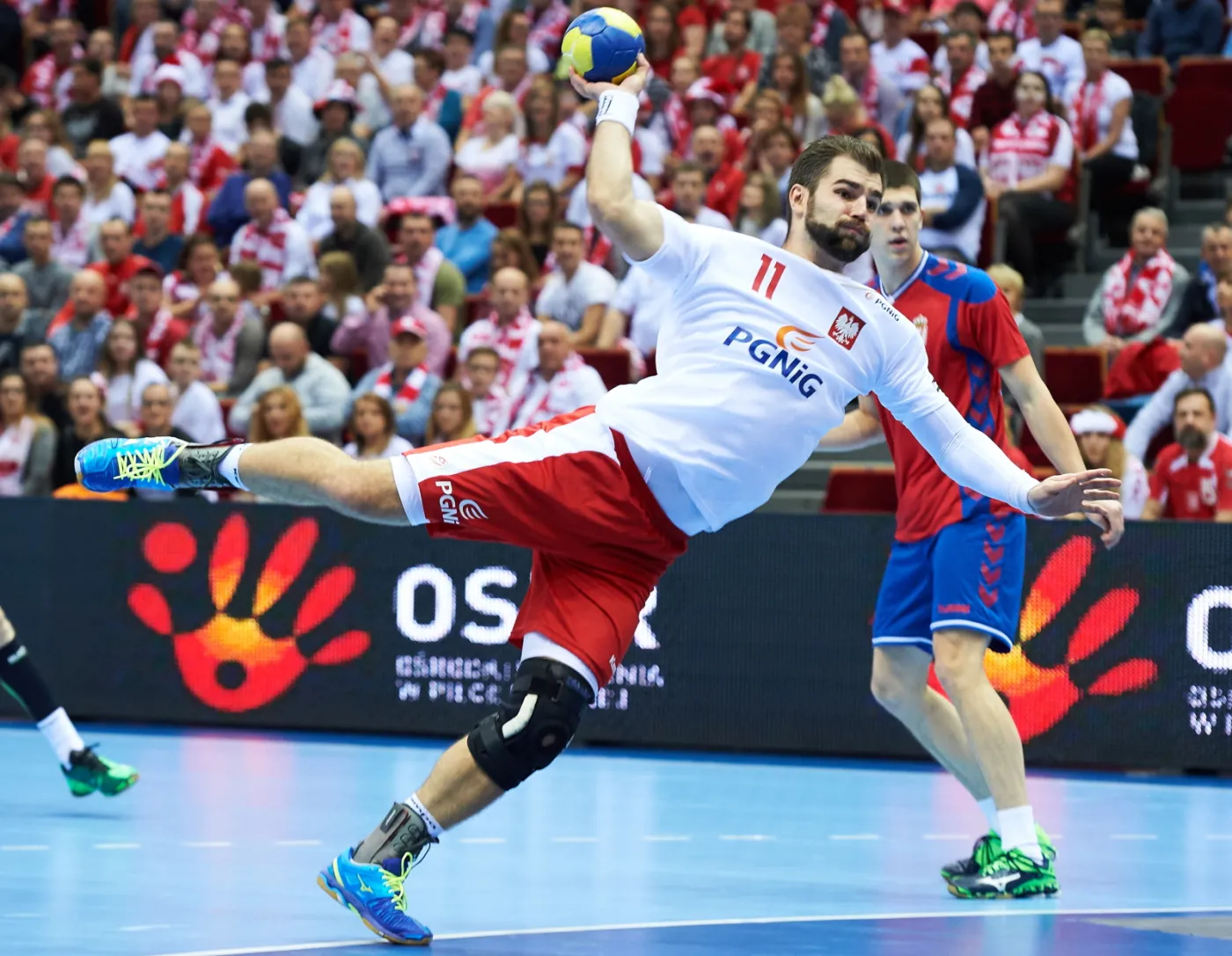 Mateusz Kus podczas meczu eliminacyjnego mistrzostw Europy piłkarzy ręcznych z Serbią