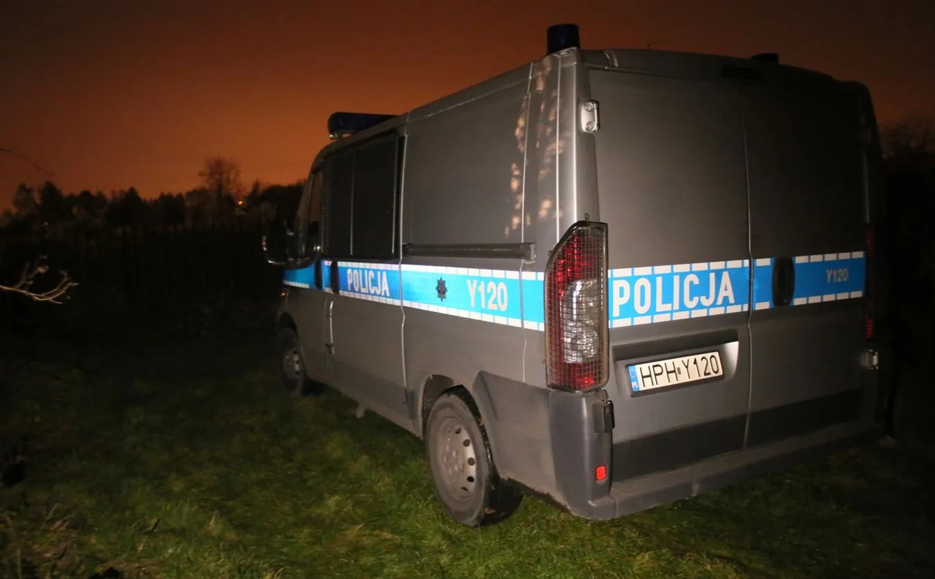 Policja na terenie ogródków działkowych w Radomiu, gdzie znaleziono zwłoki młodej kobiety