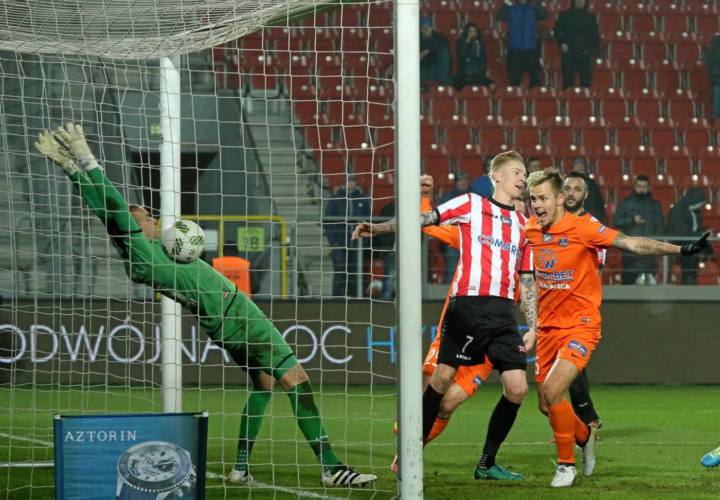 Zawodnicy Cracovii Grzegorz Sandomierski (L) i Jakub Wójcicki (C) oraz strzelec bramki Kornel Osyra (P) z Burk-Betu Termaliki Nieciecza