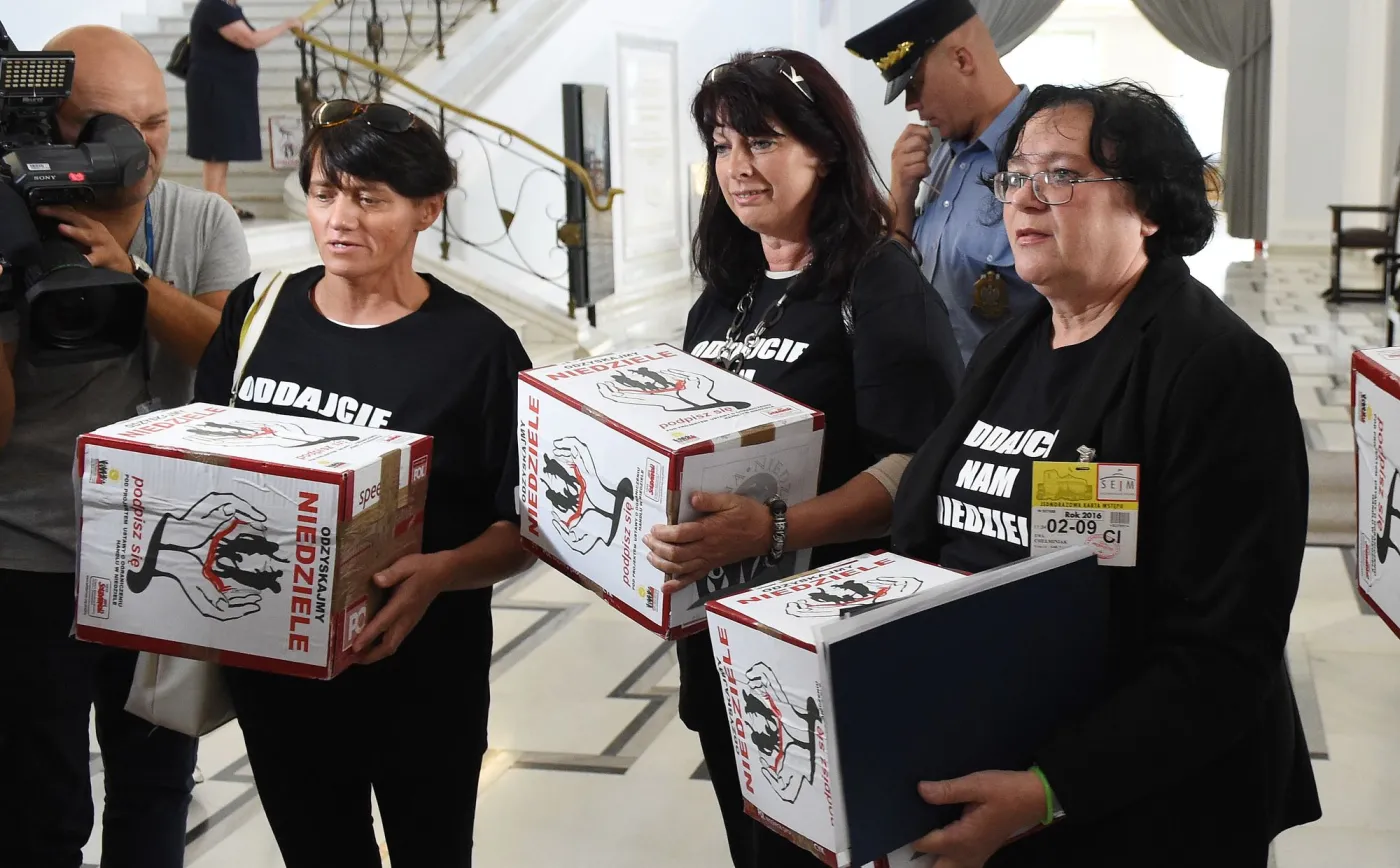 Partie o zakazie handlu w niedzielę: "Zły i opresyjny" kontra "Szczytny, ale wymagający poprawek"