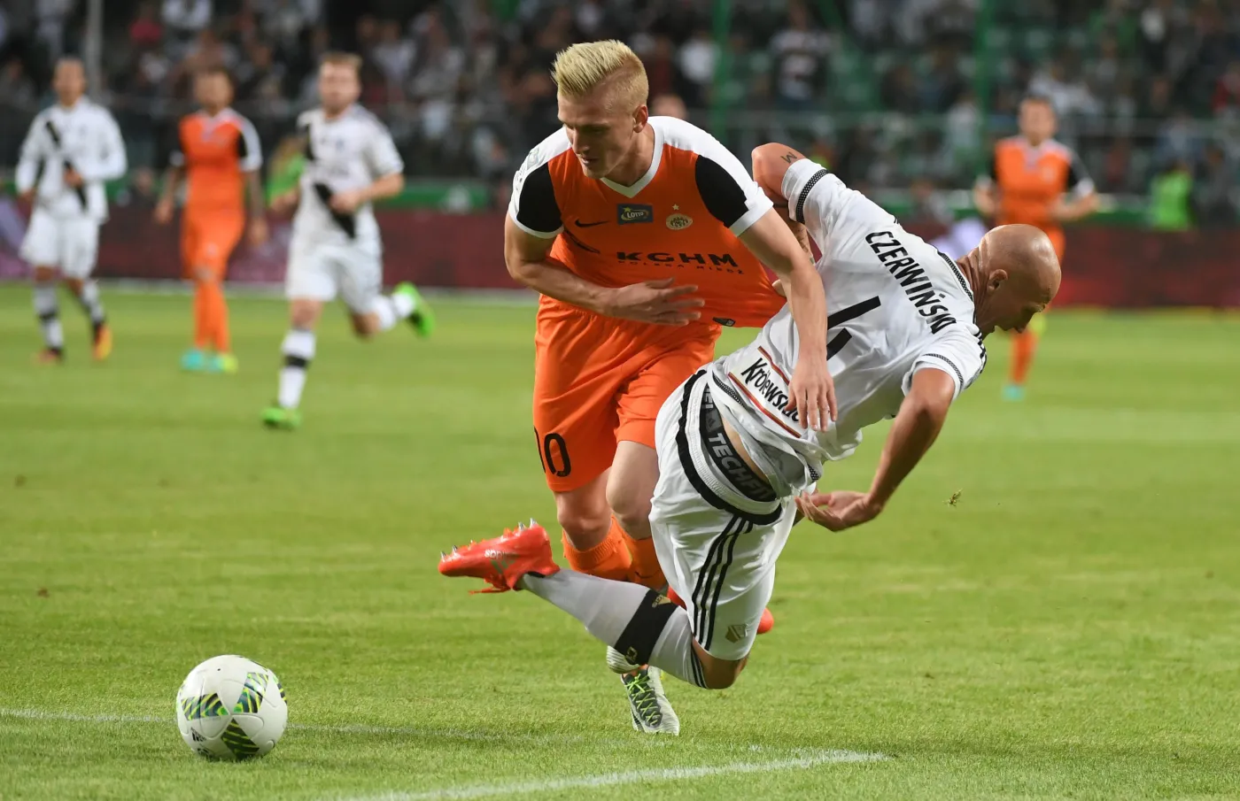 Zawodnik Legii Warszawa Jakub Czerwiński (P) i Jan Vlasko (L) z KGHM Zagłębia Lubin