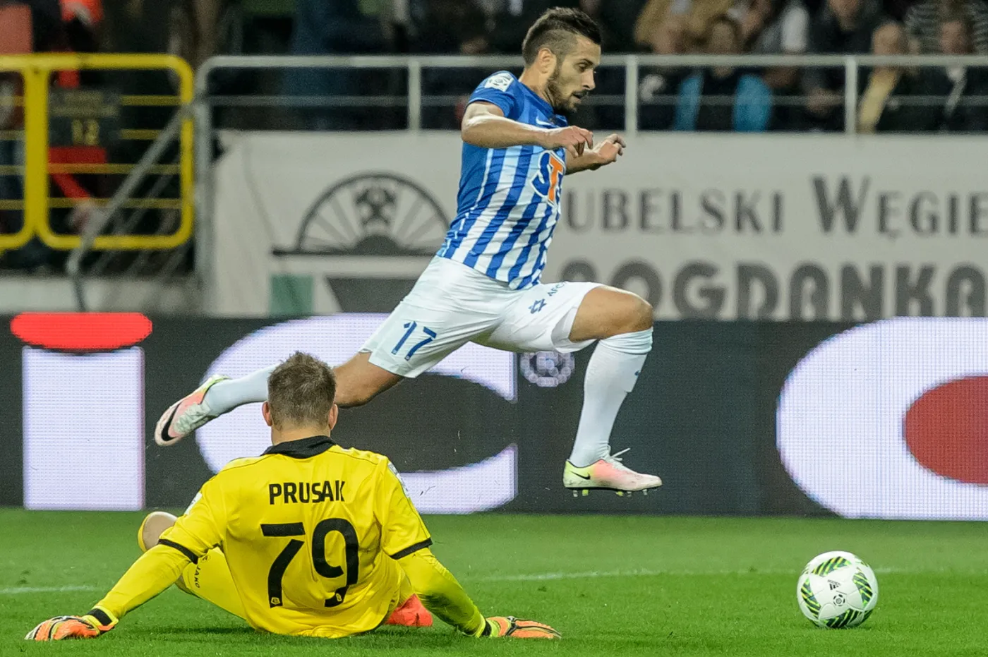 Piłkarz Lecha Poznań Maciej Makuszewski (P) mija bramkarza Górnika Łęczna Sergiusza Prusaka (L) 