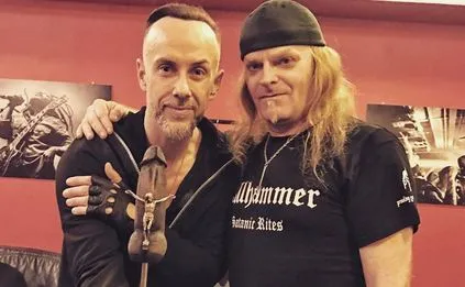 Nergal z figurką Chrystusa ukrzyżowanego na penisie