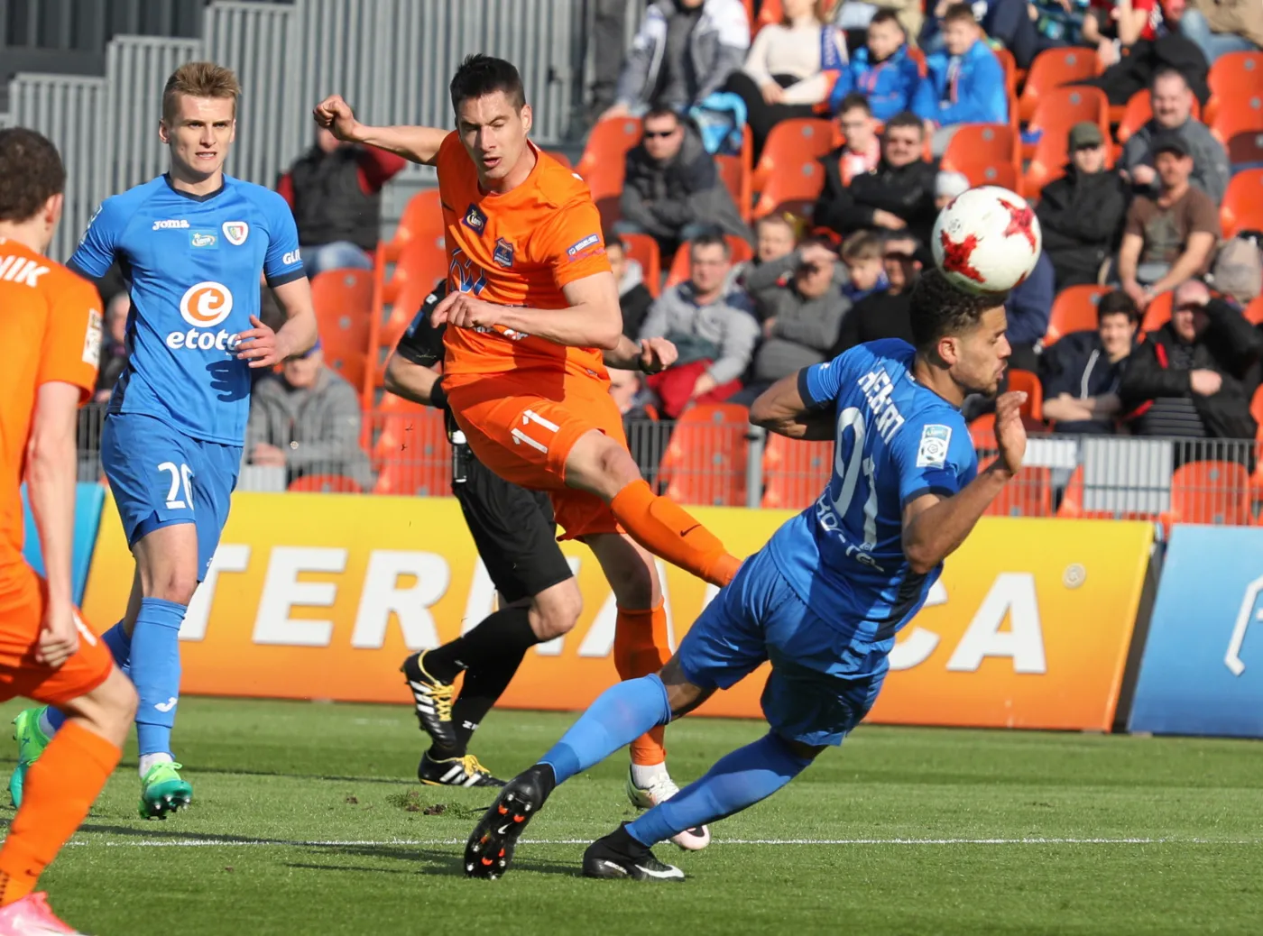 Zawodnik Bruk-Betu Termaliki Nieciecza Patrik Miśak (C) oraz Bartosz Szeliga (L) i Hebert Silva Santos (P) z Piasta Gliwice