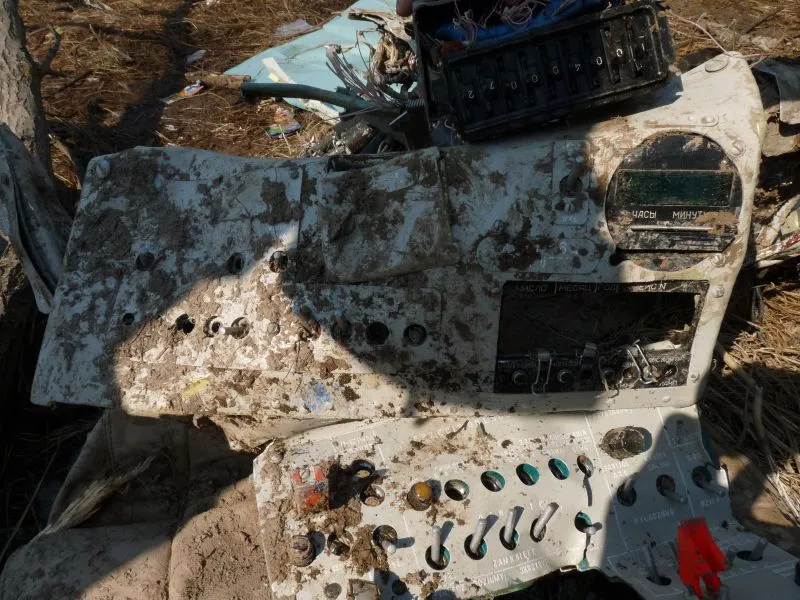 Zniszczona tablica kontrolna rejestratora parametrów lotu 