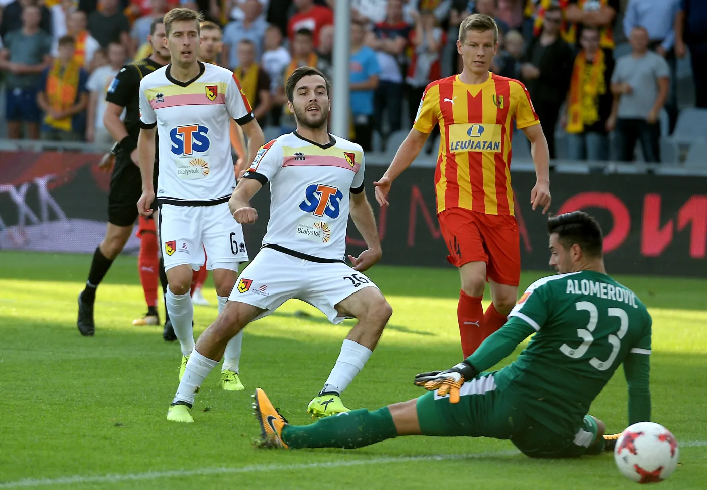 Bramkarz Korony Kielce Zlatan Alomerovic (#33) pokonany przez Martina Pospisila (C) z Jagiellonii Białystok