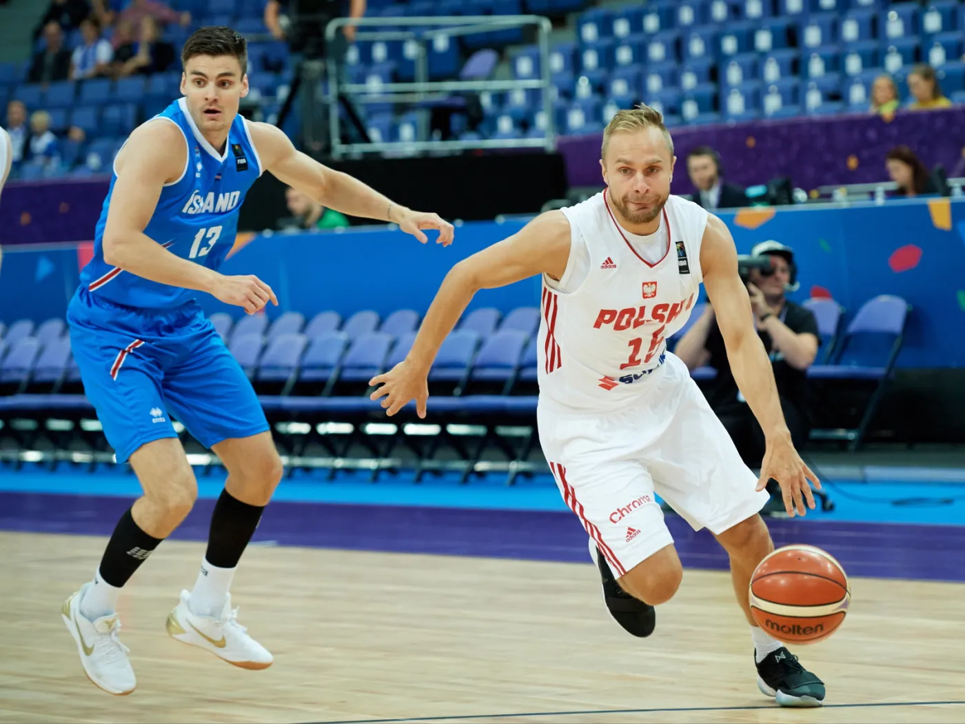 Łukasz Koszarek (P) i Hordur Vilhjalmsson (L)