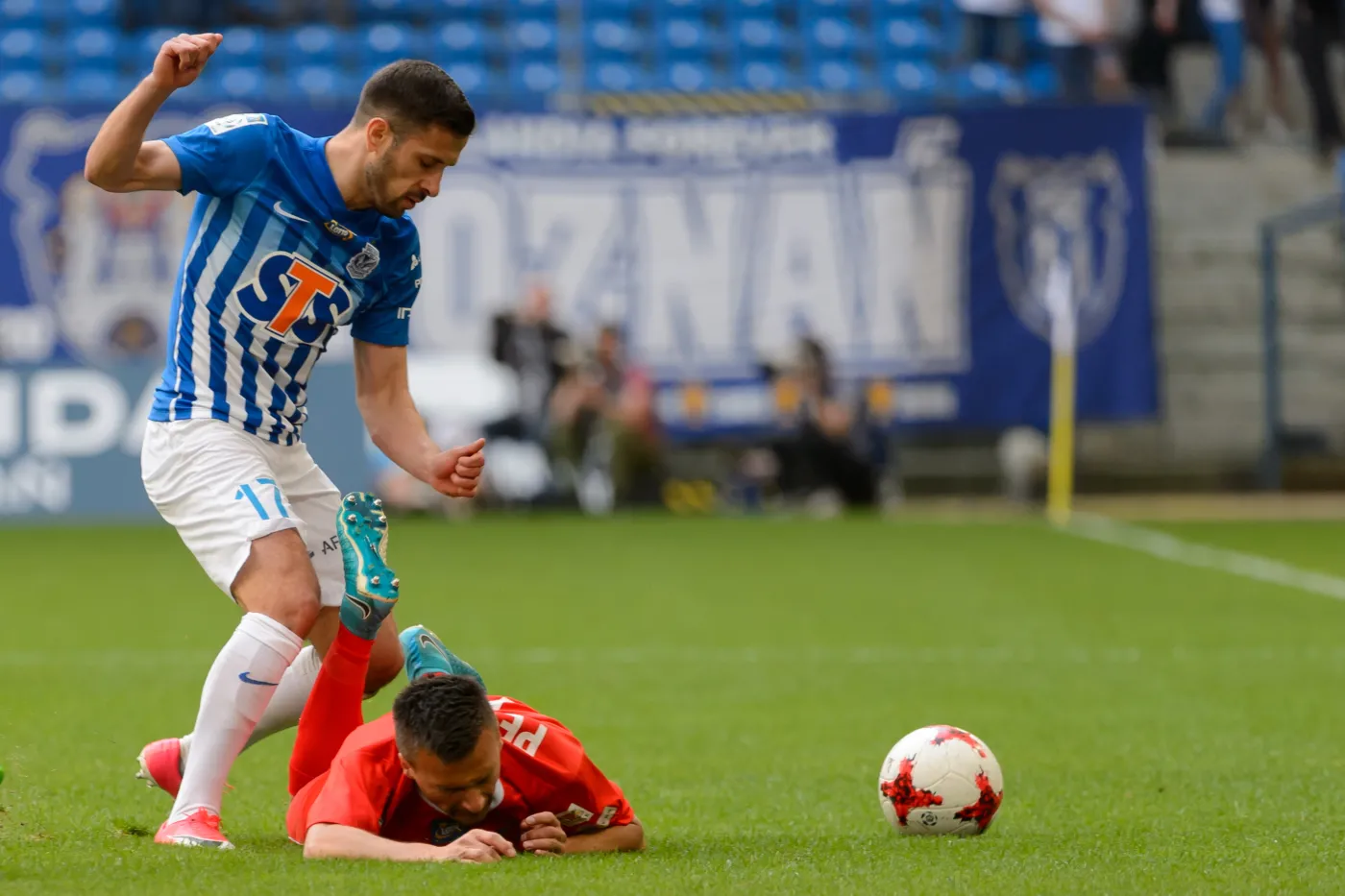 Zawodnik Lecha Poznań Maciej Makuszewski (L) i Sławomir Peszko (P) z Lechii Gdańsk