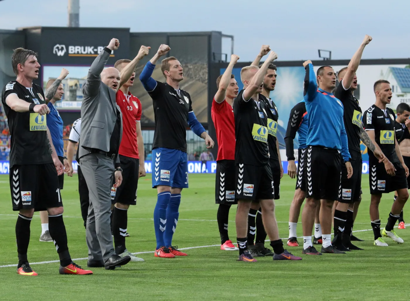 Radość zawodników i sztabu trenerskiego Korony Kielce