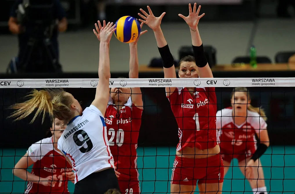 Maja Tokarska (P) i Marlena Pleśnierowicz (C) oraz Elisabet Einarsdottir (L) 