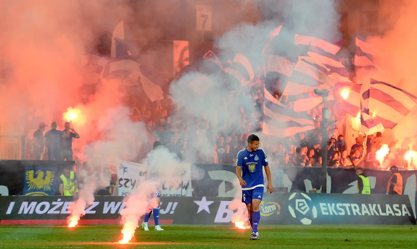 Race rzucane przez kibiców spowodowały przerwę w meczu miedzy Ruchem Chorzów a Górnikiem Łęczna