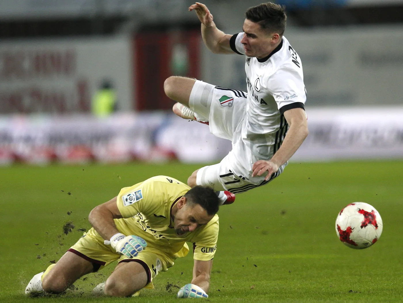 Bramkarz Piasta Gliwice Jakub Szmatuła (L) i piłkarz Legii Warszawa Jarosław Niezgoda (P)