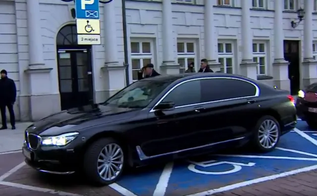 Macierewicz przyjechał na miesięcznicę służbowym BMW. Limuzyna zajęła miejsce dla niepełnosprawnych