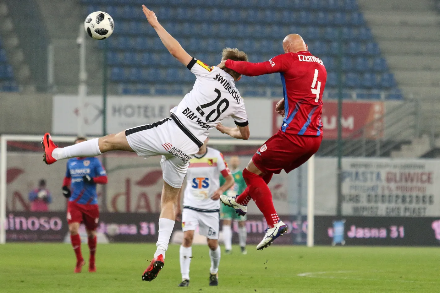 Piłkarz Piasta Gliwice Jakub Czerwiński (P) i Karol Świderski (L) z Jagiellonii Białystok podczas meczu Ekstraklasy