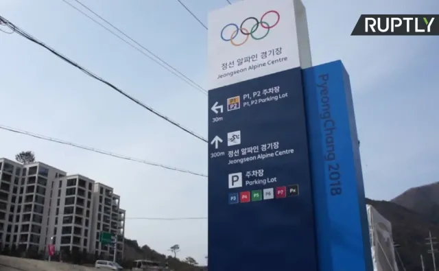 Mieszkańcy tej wioski zostali zmuszeni do relokacji. W miejsce domów postawiono konstrukcje informujące o igrzyskach