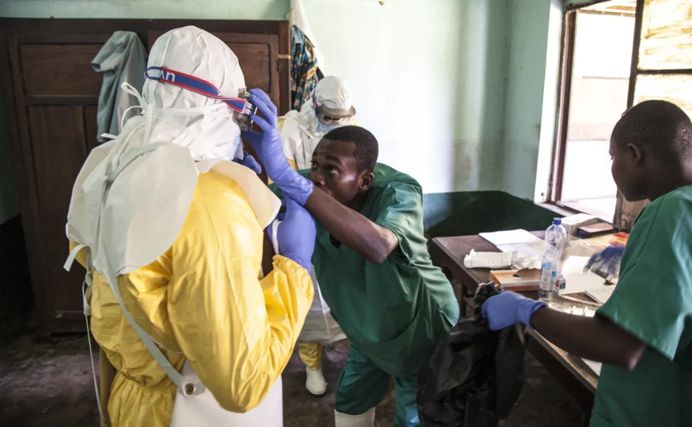 Przygotowania do kontaktu z pacjentami, którzy mogą być zarażeni ebolą. Szpital Bikoro w Demokratycznej Republice Konga