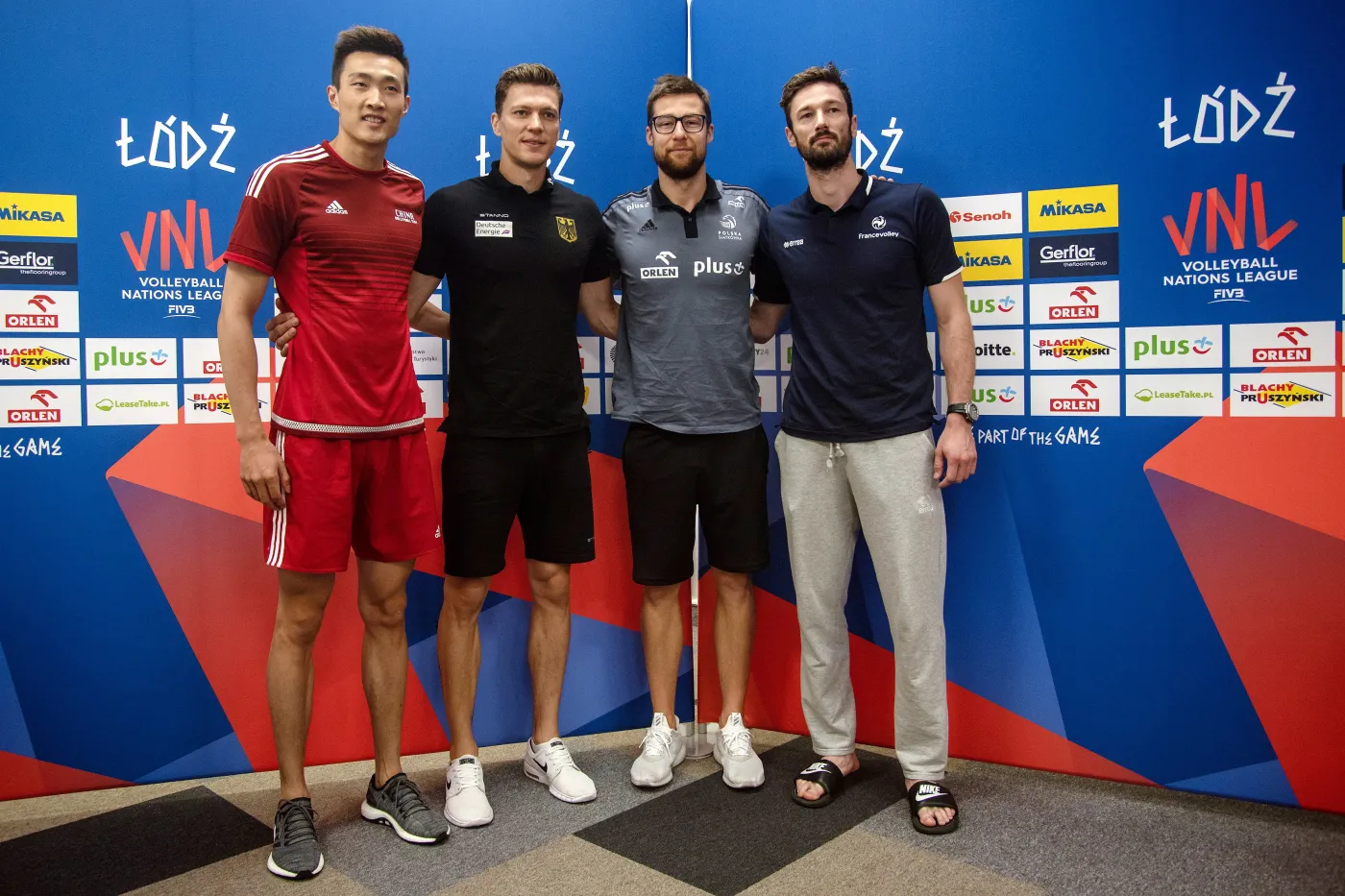 Kapitanowie siatkarskich reprezentacji: Chin Daoshuai (L), Niemiec Lukas Kampa (2L), Polski (2P) Michał Kubiak oraz Francji Julien Lynnel (P) podczas spotkania medialnego