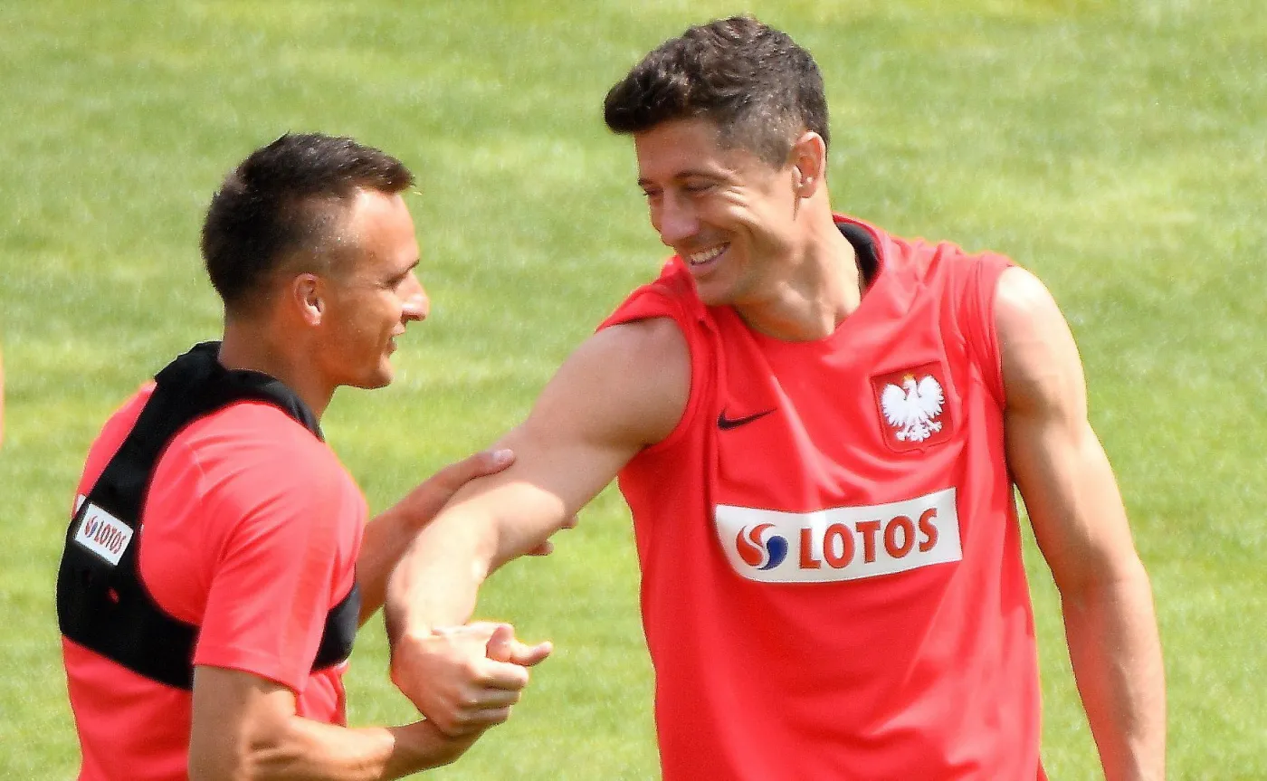 Sławomir Peszko (L) i Robert Lewandowski (P) 