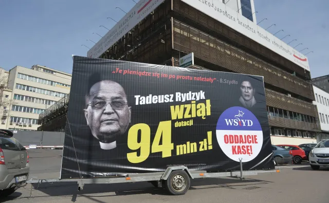 "Tadeusz Rydzyk wziął dotacji 94 mln zł". Prokuratura: Nie będzie dochodzenia ws. billboardów PO