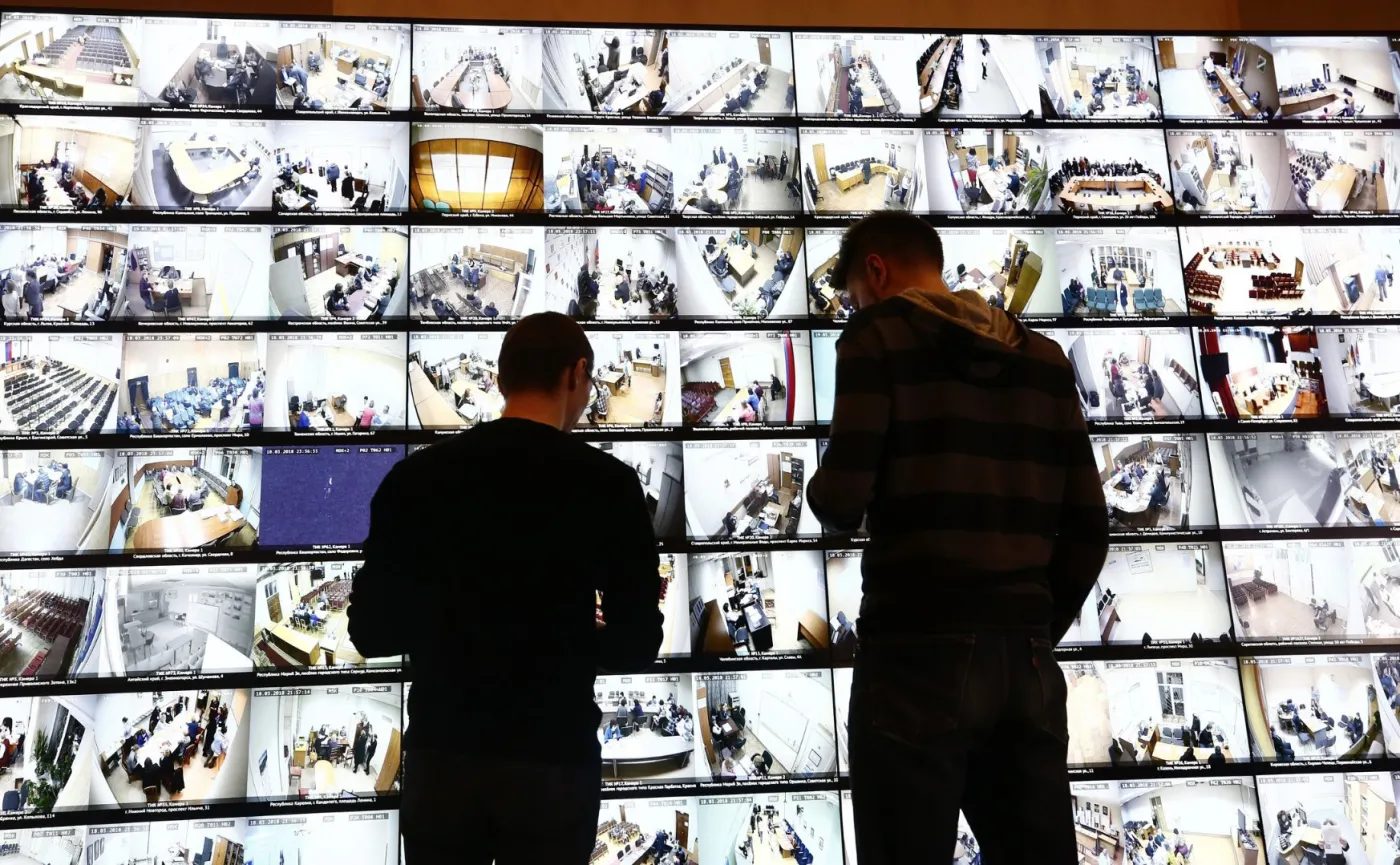 Przekazy z kamer w lokalach wyborczych można było obejrzeć w siedzibie CKW