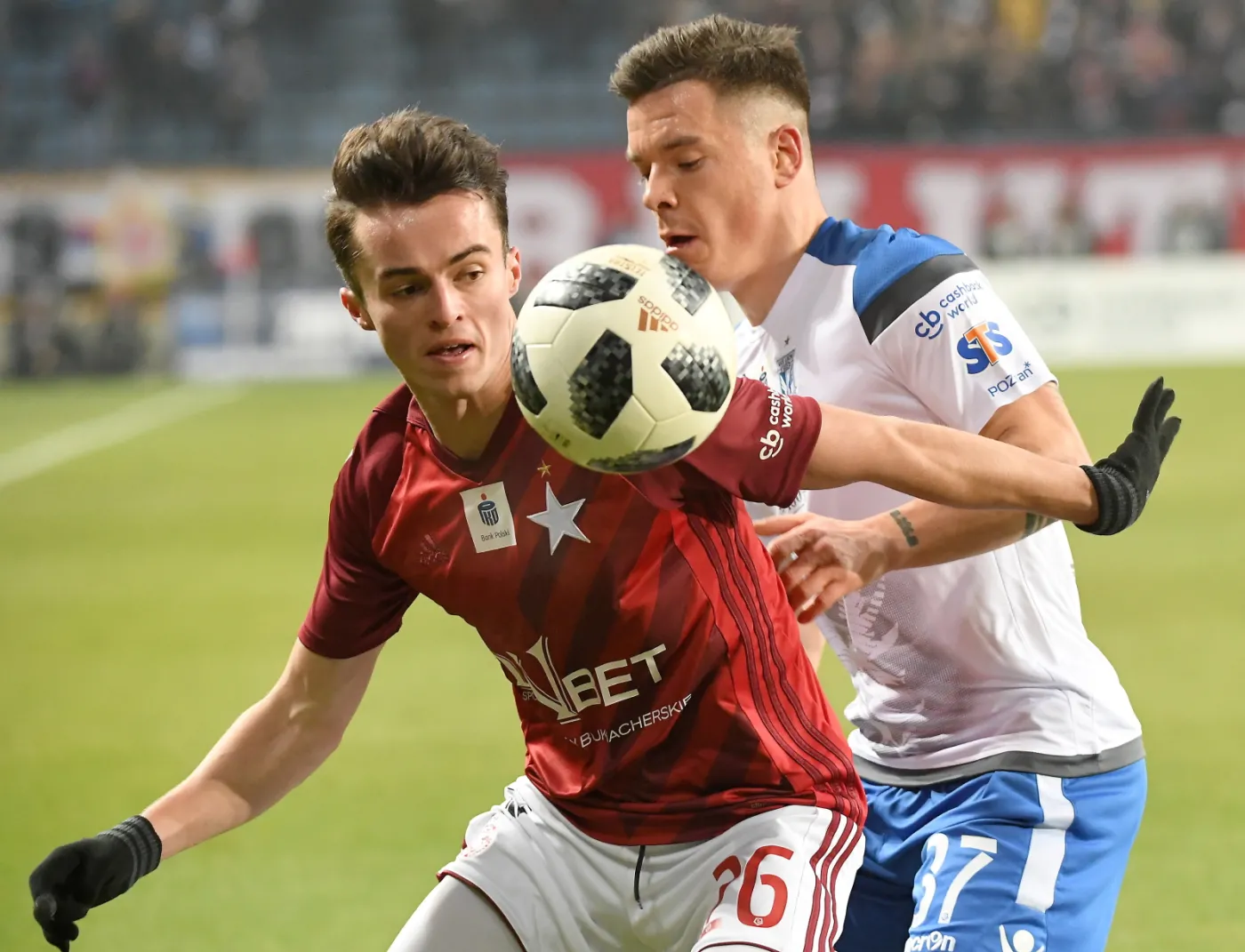 Zawodnik Wisły Kraków Kamil Wojtkowski (L) i Marcin Wasielewski (P) z Lecha Poznań