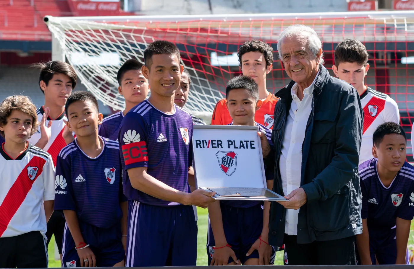 Uratowani w lipcu z jaskini w Tajlandii chłopcy wzięli udział w piłkarskim meczu pokazowym w Buenos Aires