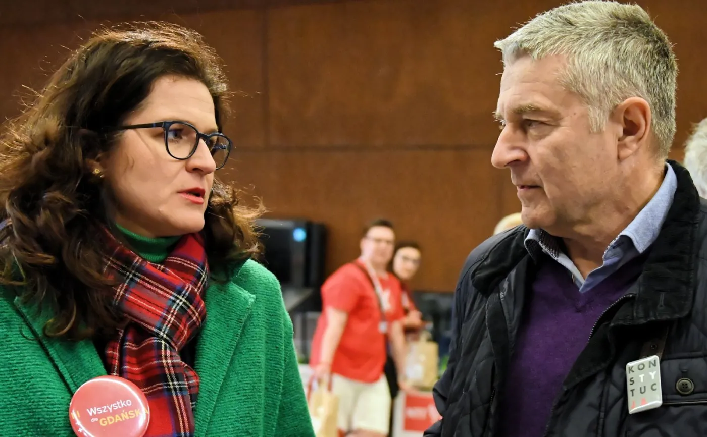 Prezydent Gdańska Aleksandra Dulkiewicz (L) i członek Rady ECS Władysław Frasyniuk (P) w Europejskim Centrym Solidarności w Gdańsku po konferencji prasowej, 29 bm. Konferencja miała związek z decyzją wojewody pomorskiego Dariusza Drelicha, która dotyczy zgody na organizację przez NSZZ Solidarność zgromadzeń na terenie Stoczni Gdańskiej