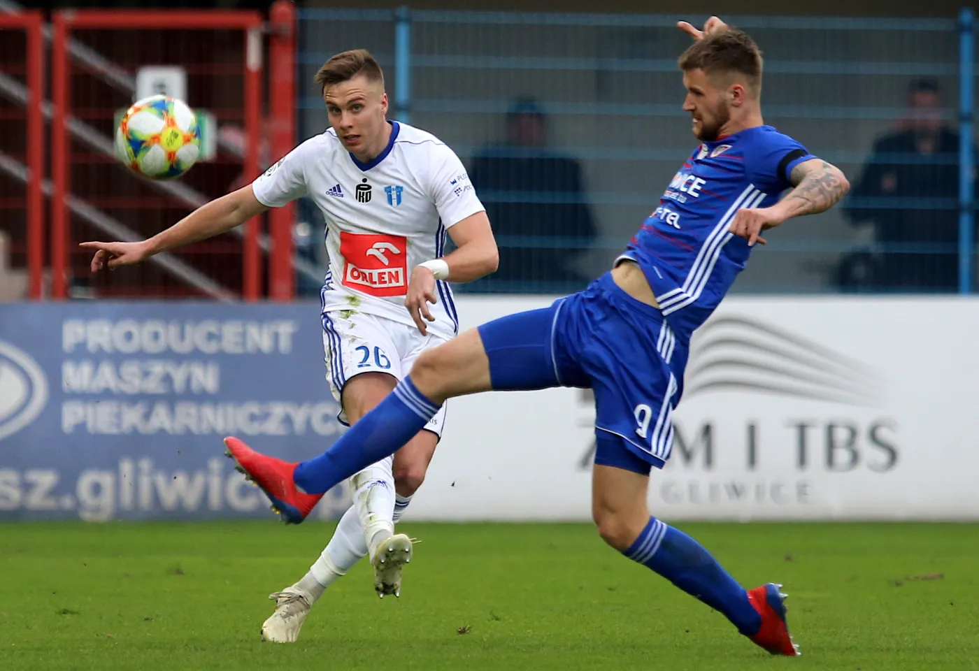 Piłkarz Piasta Gliwice Piotr Parzyszek (P) i Igor Lasicki (L) z Wisły Płock podczas meczu Ekstraklasy