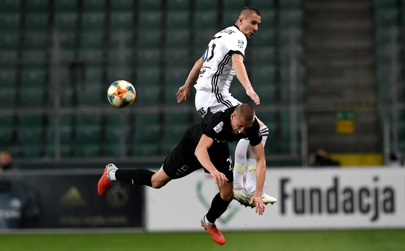 Piłkarz Legii Warszawa Artur Jędrzejczyk (góra) i Filip Piszczek (dół) z Cracovii podczas meczu Ekstraklasy
