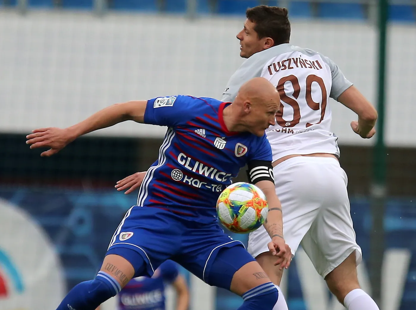 Piłkarz Piasta Gliwice Jakub Czerwiński (L) i Patryk Tuszyński (P) z KGHM Zagłebia Lubin podczas meczu grupy mistrzowskiej Ekstraklasy
