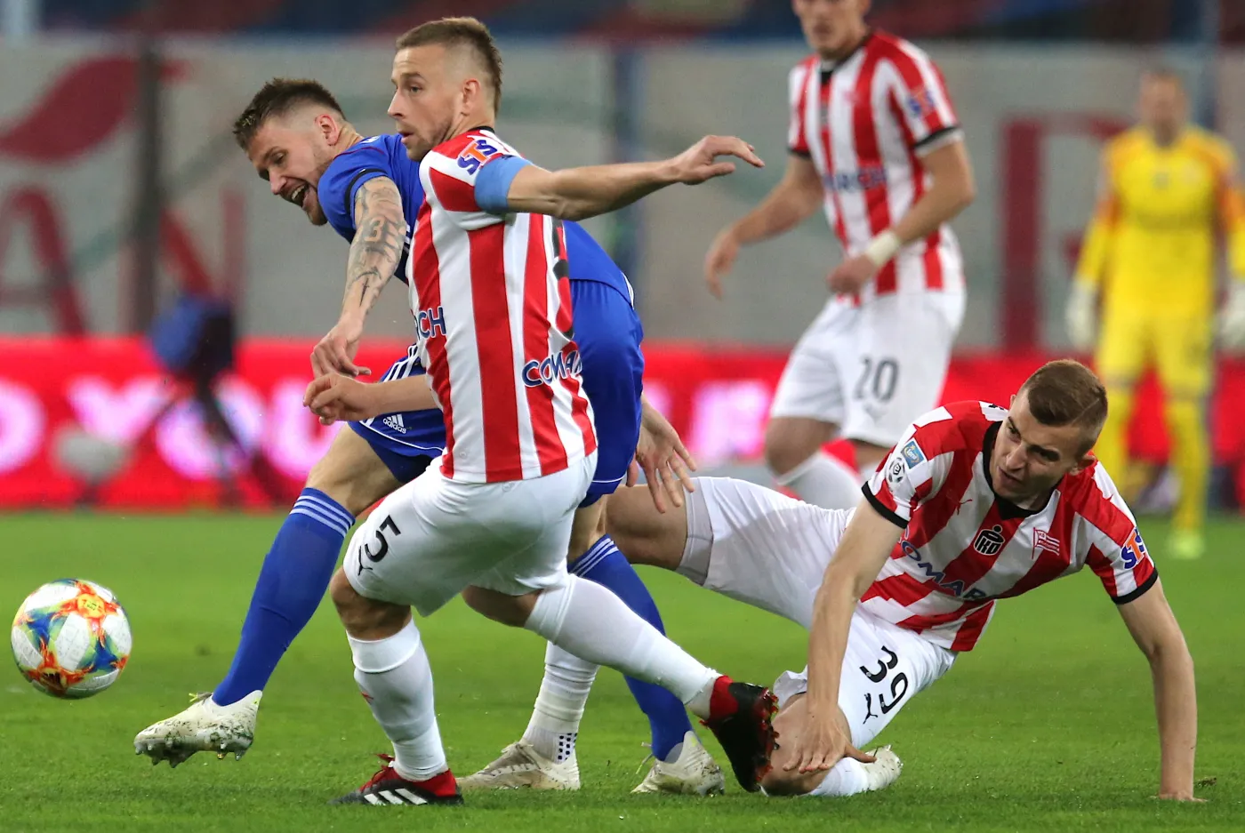 Zawodnik Piasta Gliwice Piotr Parzyszek (L) oraz Janusz Gol (C) oraz Michał Helik (P) z Cracovii w meczu grupy mistrzowskiej piłkarskiej Ekstraklasy