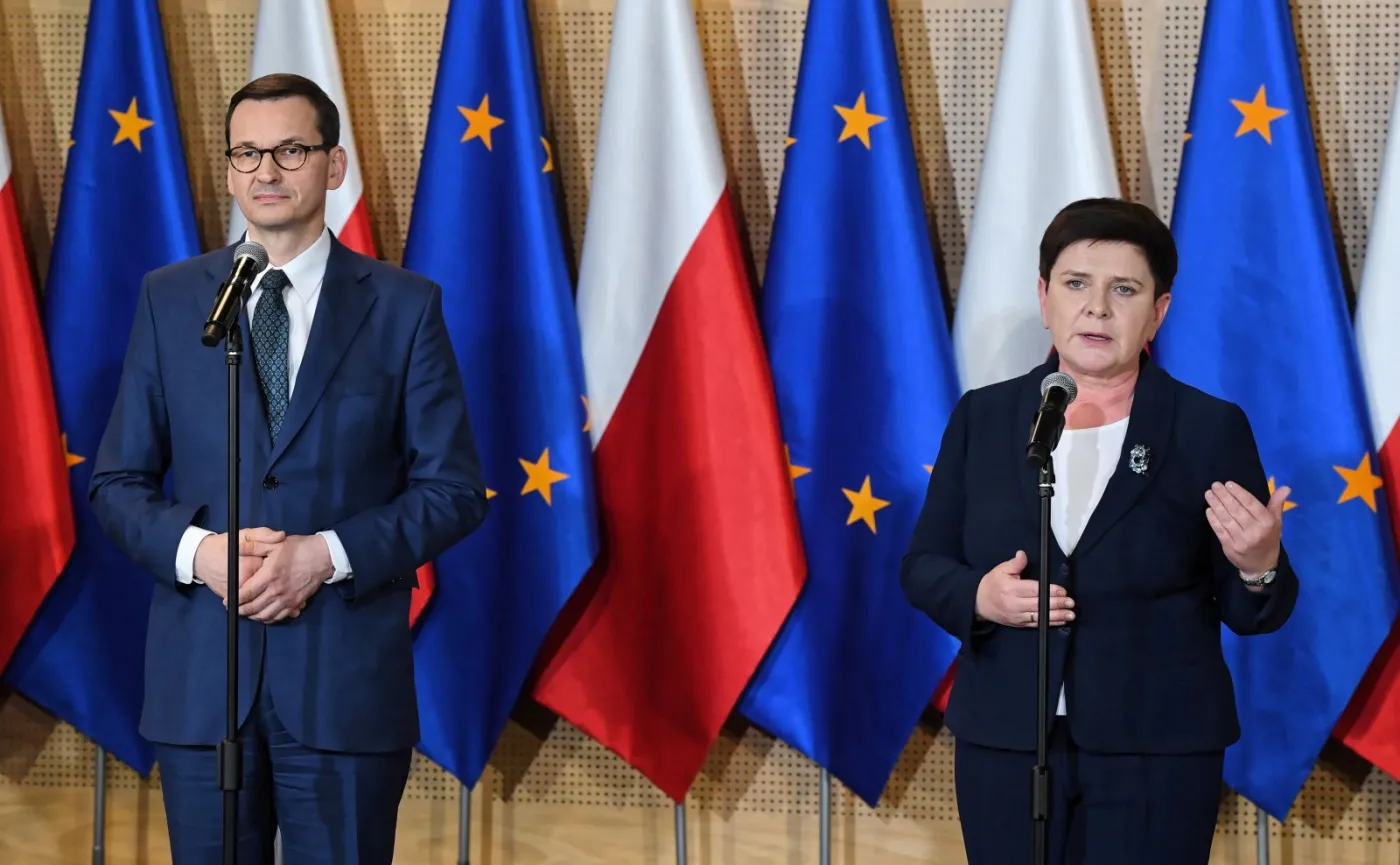 Premier Mateusz Morawiecki i wicepremier Beata Szydło podczas konferencji prasowe na PGE Stadionie Narodowym w Warszawie, po zakończeniu pierwszego etapu rozmów w ramach Okrągłego Stołu edukacyjnego