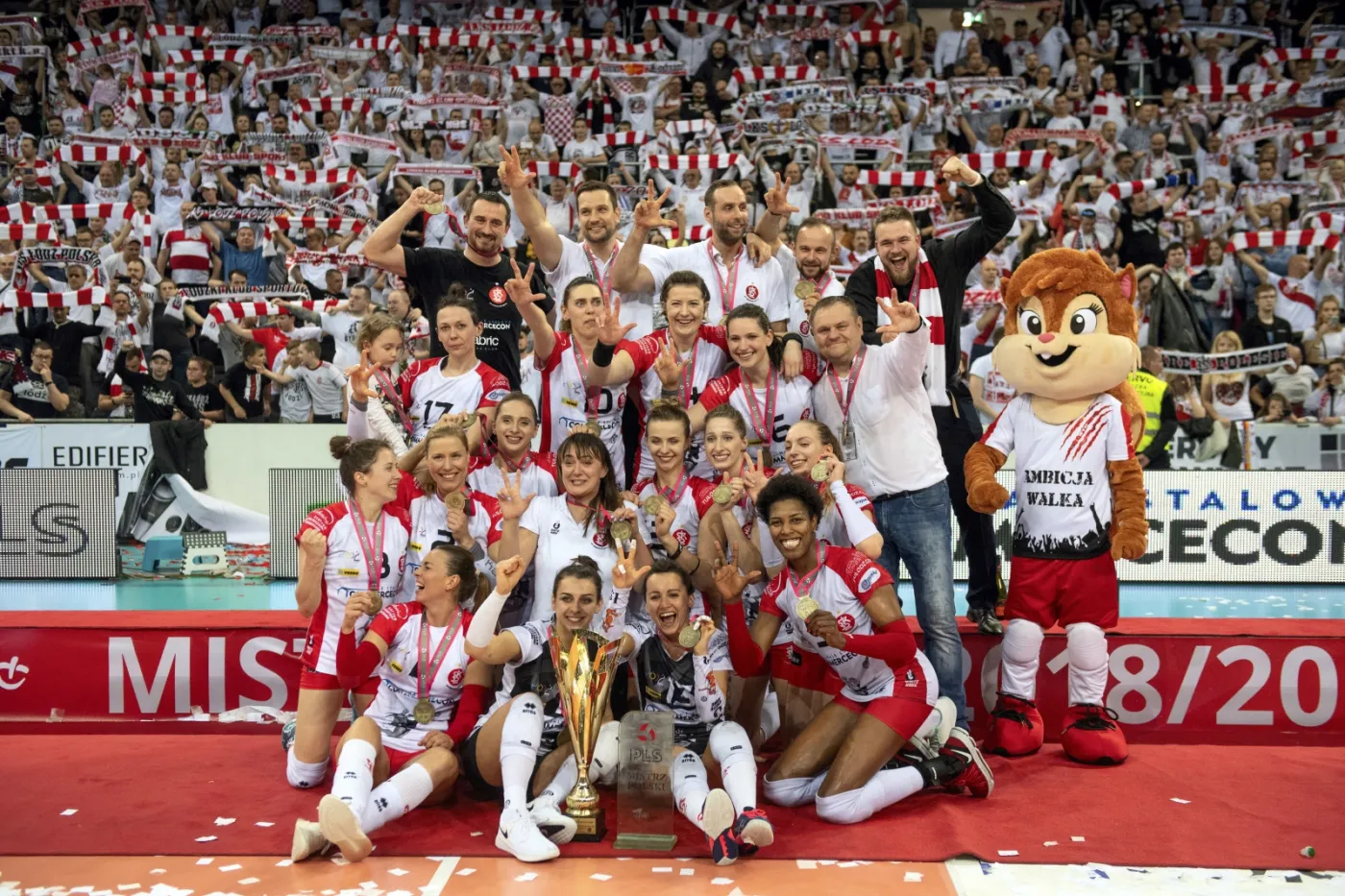 Radość siatkarek i sztabu szkoleniowego ŁKS Commercecon Łódź po wygraniu trzeciego meczu finałowego Ekstraklasy z Grot Budowlani Łódź, 29 bm. "Łódzkie Wiewióry" wywalczyły złoty medal mistrzostw Polski, wygrywając rywalizację play off (do trzech zwycięstw) 3:0