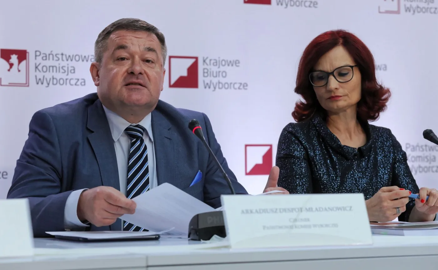 Członek PKW Arkadiusz Despot-Mładanowicz (L) i sekretarz PKW Magdalena Pietrzak (P) podczas drugiej konferencji PKW