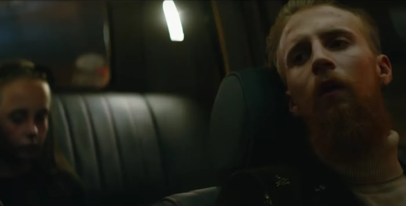 Andrzej Mrozek w teledysku do nagrania "Kosmos"