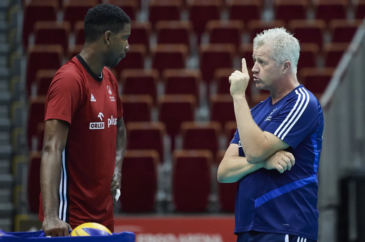 Siatkarz reprezentacji Polski Wilfredo Leon (L) i selekcjoner kadry Vital Heynen (P)