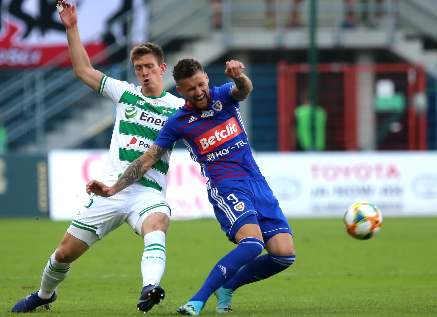Piłkarz Piasta Gliwice Piotr Parzyszek (P) i Michał Nalepa (L) z Lechii Gdańsk podczas meczu Ekstraklasy