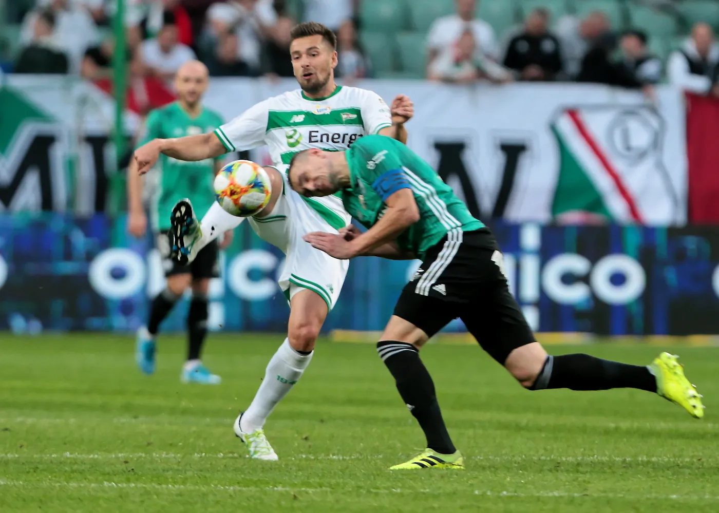 Piłkarz Legii Warszawa Artur Jędrzejczyk (P) i Artur Sobiech (L) z Lechii Gdańsk podczas meczu Ekstraklasy